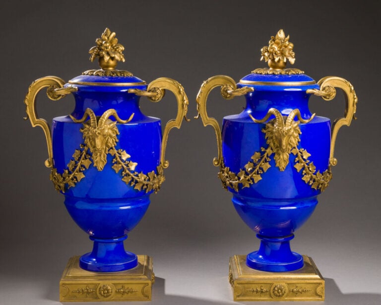 SEVRES. Paire de vases balustres Clodion couverts en porcelaine émaillée bleue…