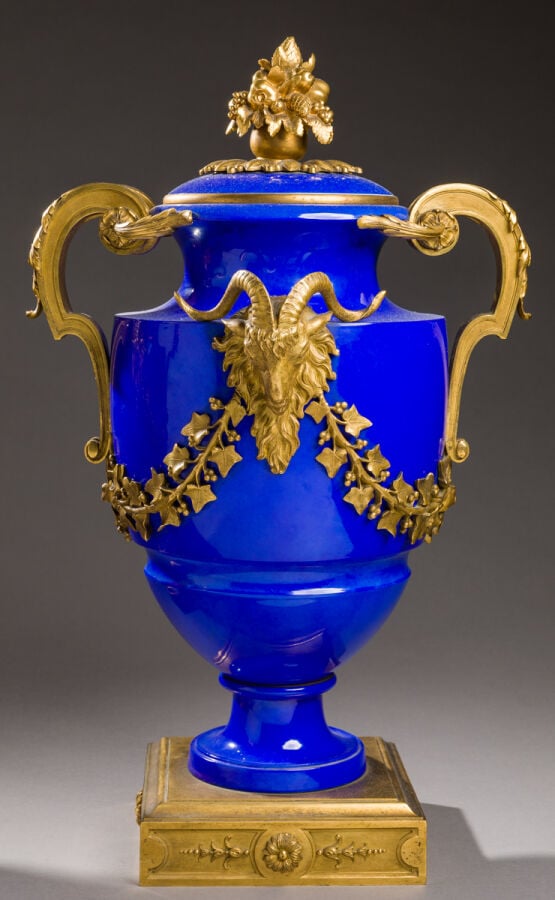 SEVRES. Paire de vases balustres Clodion couverts en porcelaine émaillée bleue…