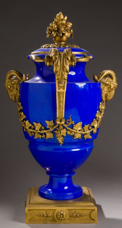 SEVRES. Paire de vases balustres Clodion couverts en porcelaine émaillée bleue…