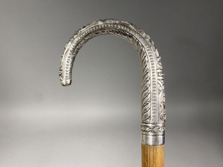 ** Sud Est asiatique - Canne en bois et pommeau en argent à décor repoussé de s…