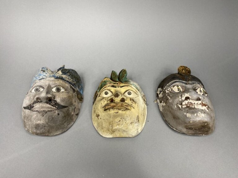 Sud-est asiatique - Lot de trois masques en bois peint - H (le plus grand) : 20…