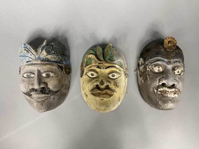 Sud-est asiatique - Lot de trois masques en bois peint - H (le plus grand) : 20…