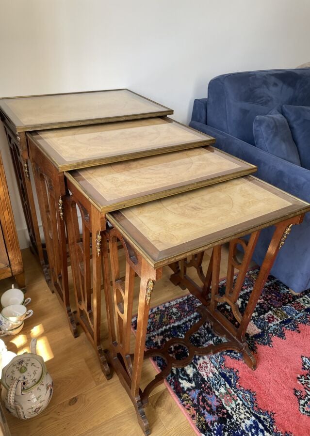 Suite de quatre TABLES GIGOGNES en placage de marqueterie ; les plateaux à déco…