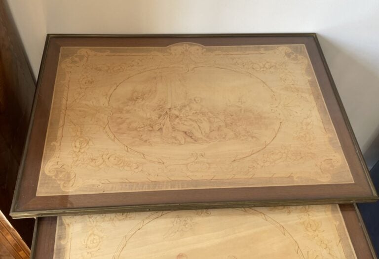 Suite de quatre TABLES GIGOGNES en placage de marqueterie ; les plateaux à déco…