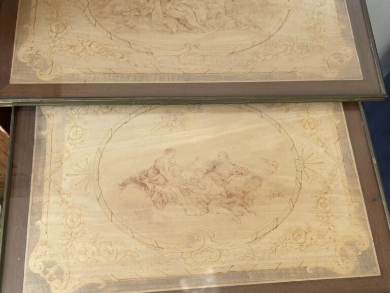 Suite de quatre TABLES GIGOGNES en placage de marqueterie ; les plateaux à déco…