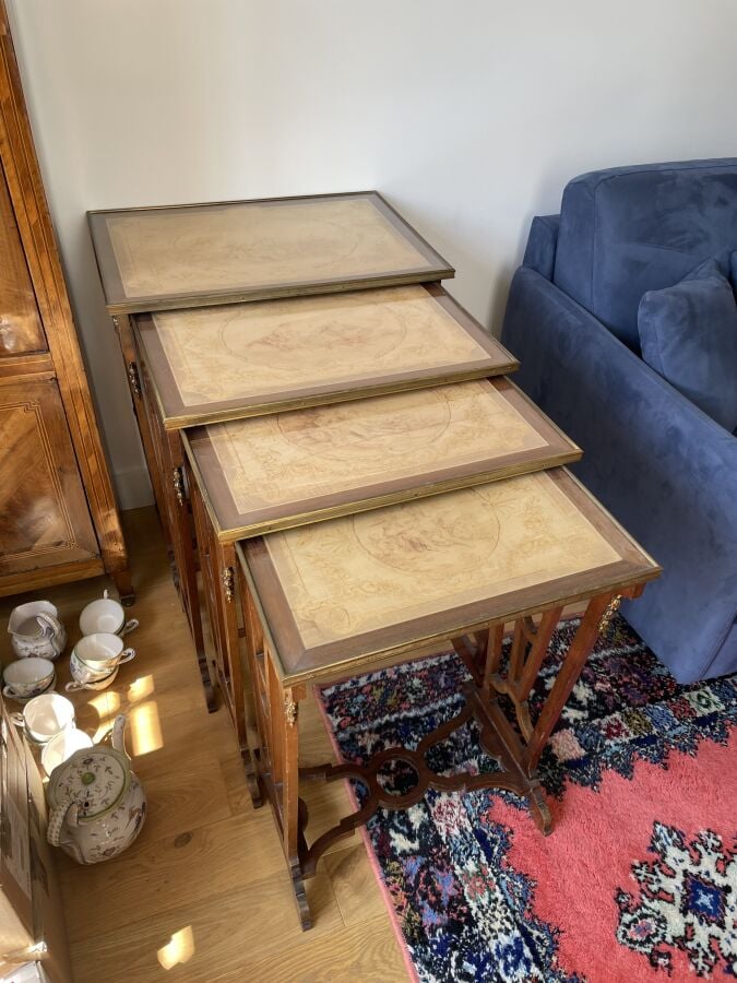 Suite de quatre TABLES GIGOGNES en placage de marqueterie ; les plateaux à déco…