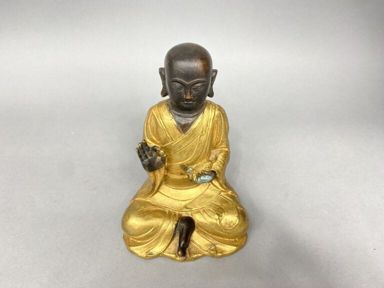 Tibet - Sculpture en bronze partiellement doré représentant un Luohan assis en…