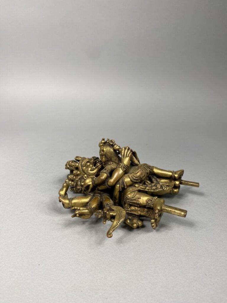 Tibet - Statue en bronze doré Vajrabhairava à six bras, debout en alidhasana, e…