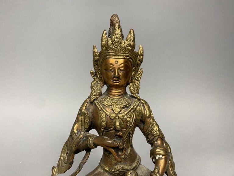 Tibet - Sujet en cuivre et alliage figurant Vajrasattva assis en vajrasana sur…