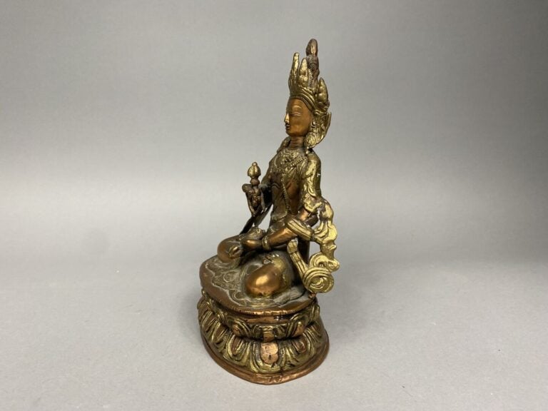 Tibet - Sujet en cuivre et alliage figurant Vajrasattva assis en vajrasana sur…