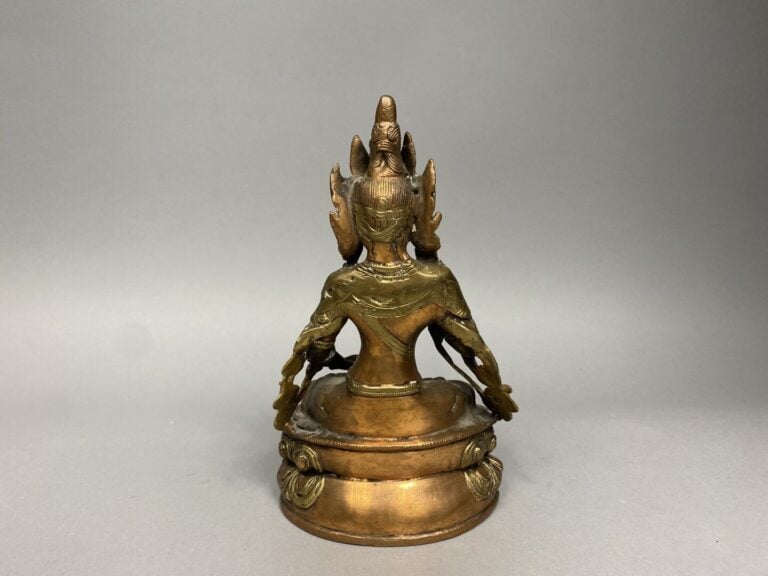Tibet - Sujet en cuivre et alliage figurant Vajrasattva assis en vajrasana sur…