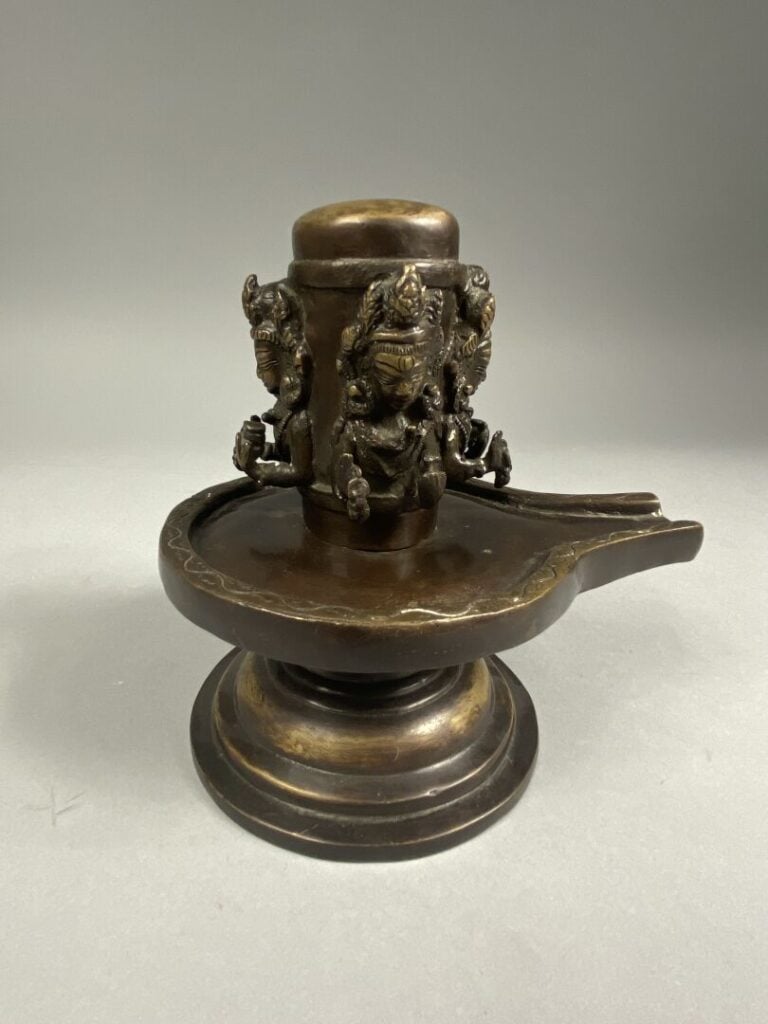 Tibet - Yoni lingam en bronze à décor en relief de quatre bustes de boddhisattv…