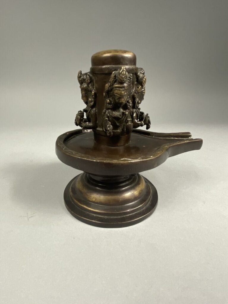 Tibet - Yoni lingam en bronze à décor en relief de quatre bustes de boddhisattv…