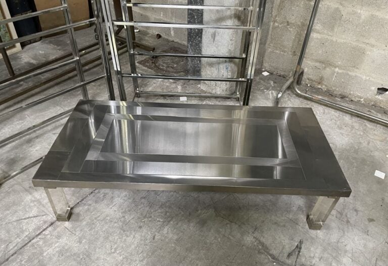 Travail français année 70/80 - Mobilier en métal chromé et verre comprenant : u…