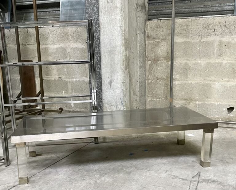 Travail français année 70/80 - Mobilier en métal chromé et verre comprenant : u…
