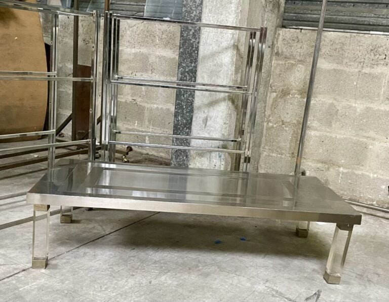 Travail français année 70/80 - Mobilier en métal chromé et verre comprenant : u…
