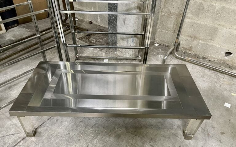 Travail français année 70/80 - Mobilier en métal chromé et verre comprenant : u…
