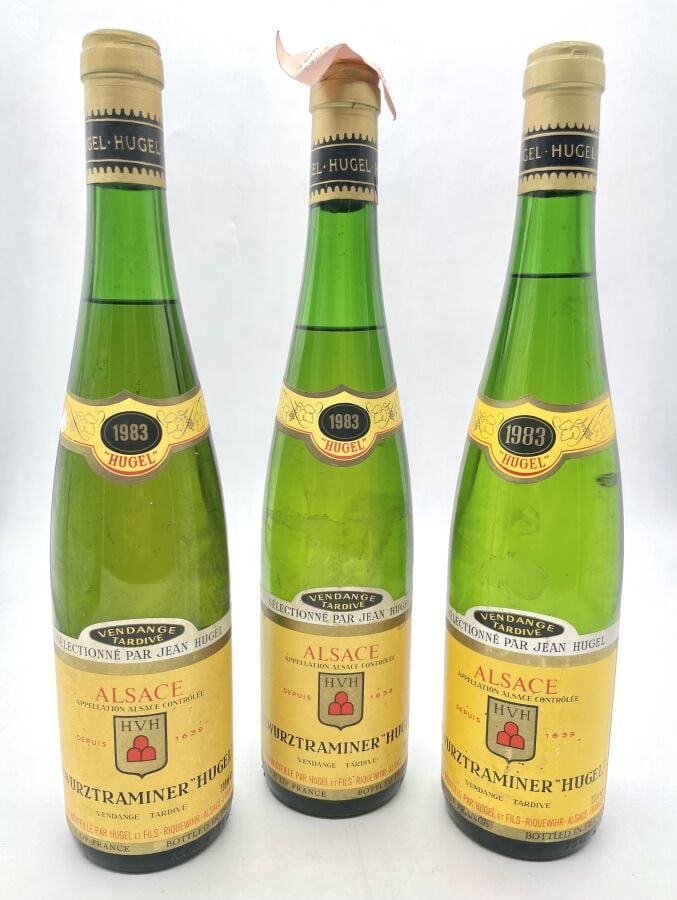 Trois bouteilles d'ALSACE - GEWURZTRAMINER - HUGEL. 1983. Étiquettes légèrement…