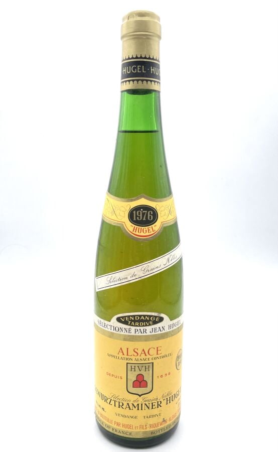 Une bouteille d'ALSACE - GEWURZTRAMINER Grain Nobles - HUGEL. 1976.