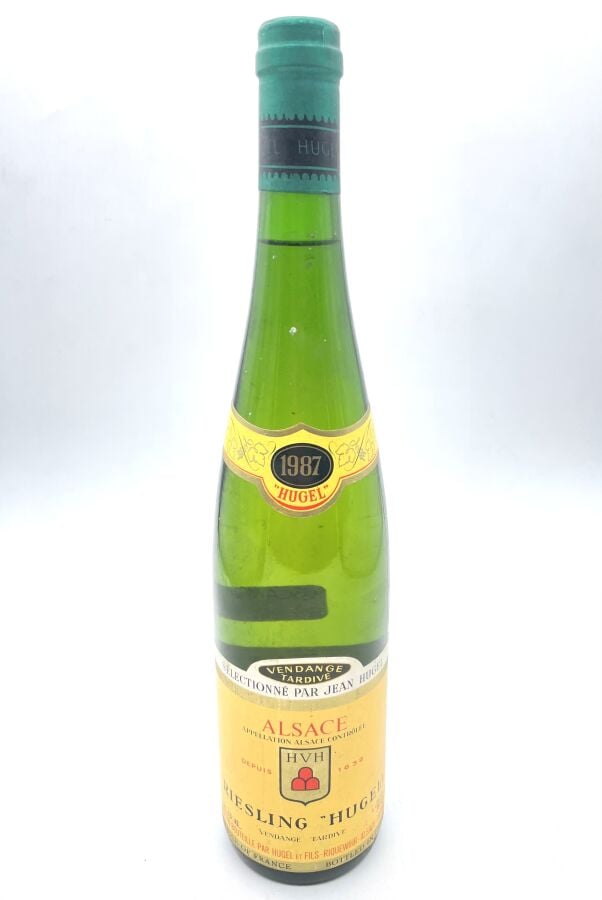 Une bouteille d'ALSACE - RIESLING - HUGEL. 1987. Etiquette légèrement tachée.…