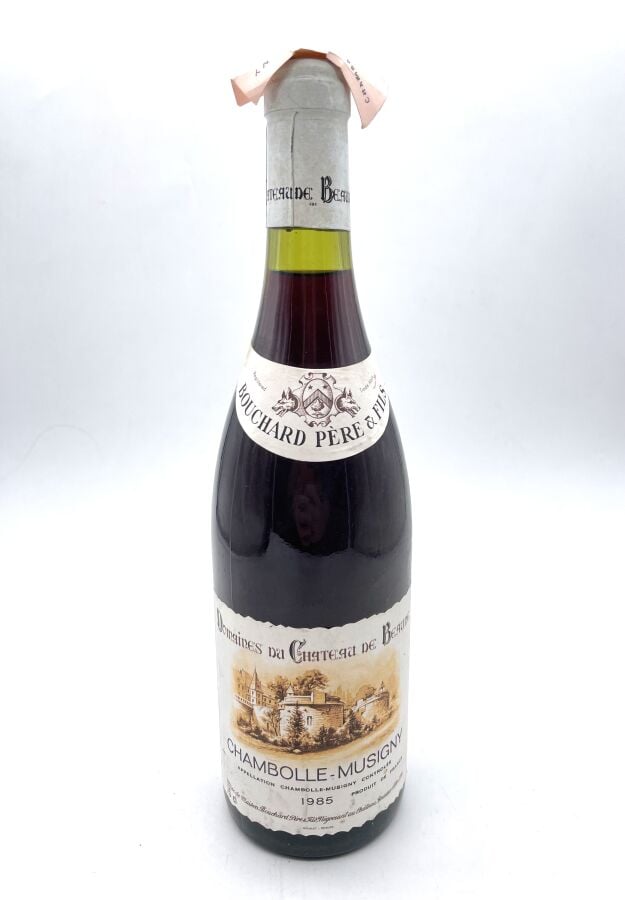 Une bouteille de CHAMBOLLE MUSIGNY - BOUCHARD Père & Fils. 1985