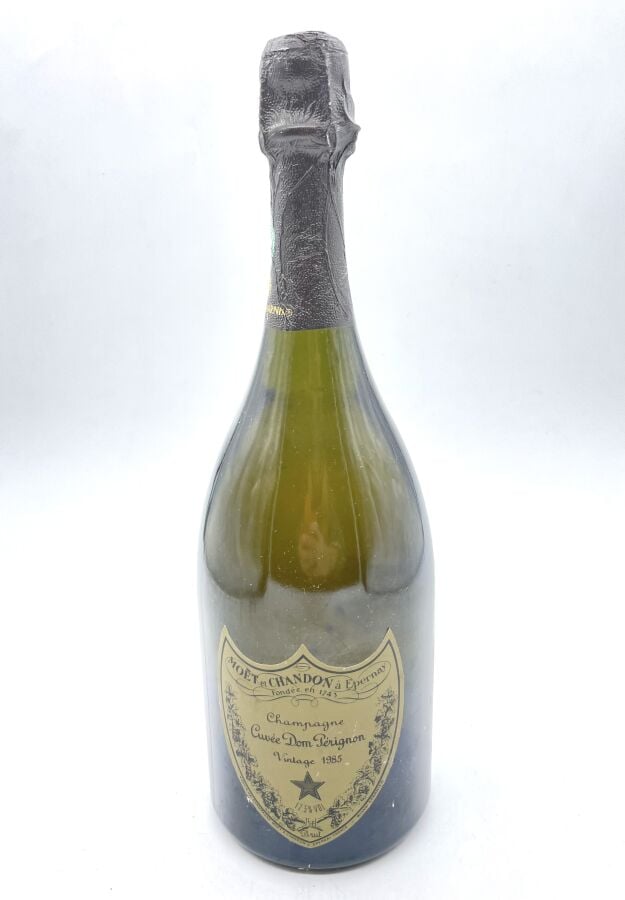 Une bouteille de CHAMPAGNE DOM PERIGNON Brut. 1985. Etiquette légèrement abimée…