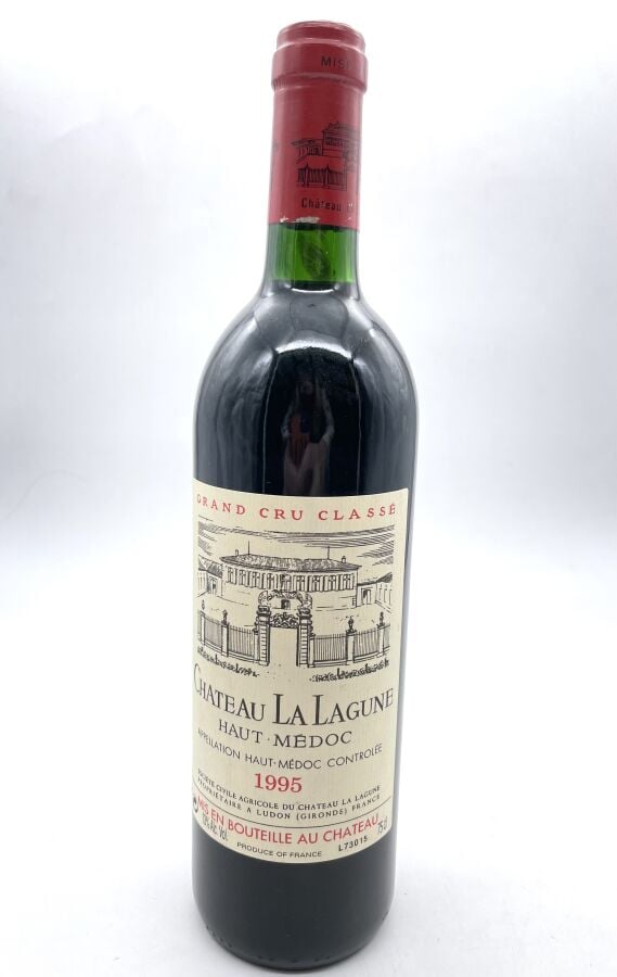 Une bouteille de Château La LAGUNE - 3e Gcc Haut Medoc. 1995. Niveau bas goulot…