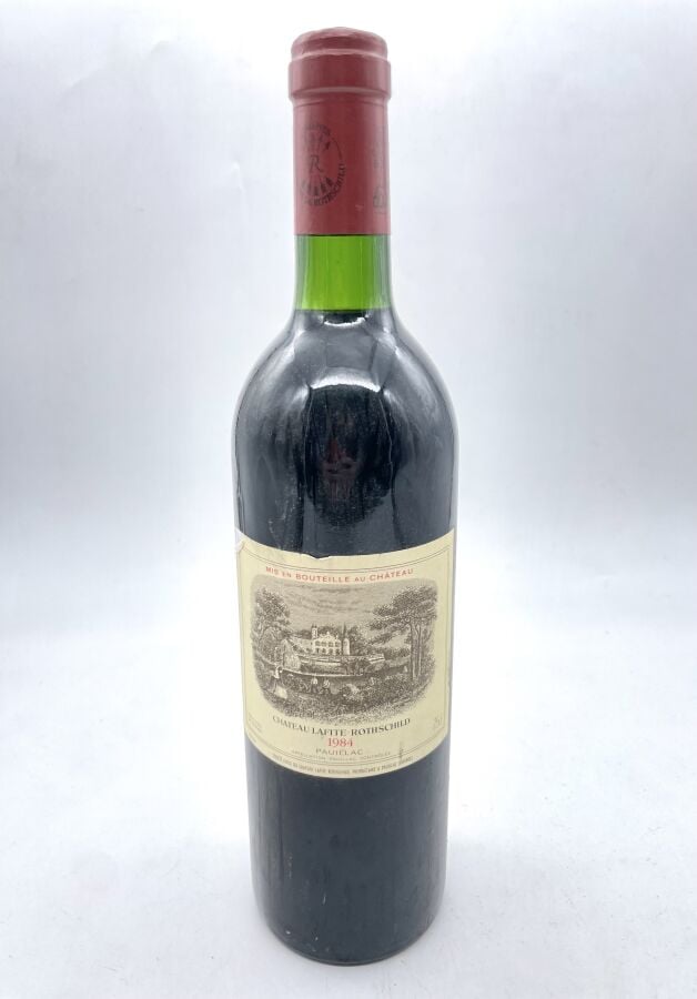 Une bouteille de Château LAFITE ROTHSCHILD - 1er Gcc Pauillac. 1984. Etiquette…