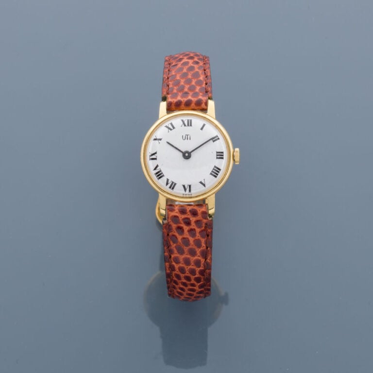 UTI - MELLERIO - BRACELET MONTRE ronde de dame en or jaune (750‰). Cadran émail…