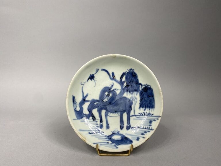 Vietnam - Assiette en porcelaine bleu blanc dite de Hué à décor d'un cheval dan…
