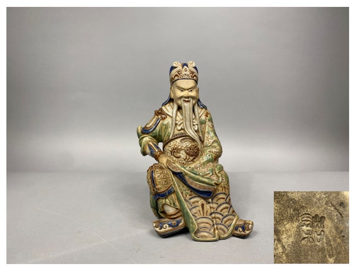 Vietnam, Bien hoa - Statuette en grès partiellement émaillé beige et vert figur…