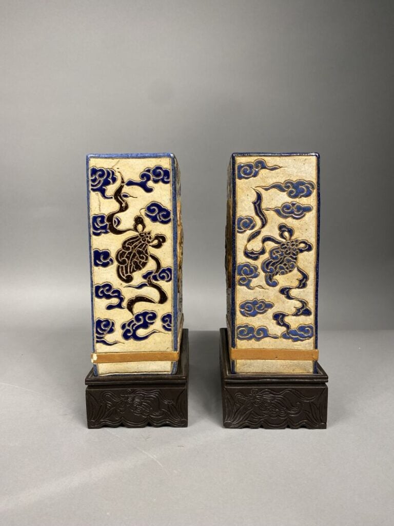 Vietnam, Bien Hoa - Suite de deux d'appuis-nuque de forme rectangulaire en grès…