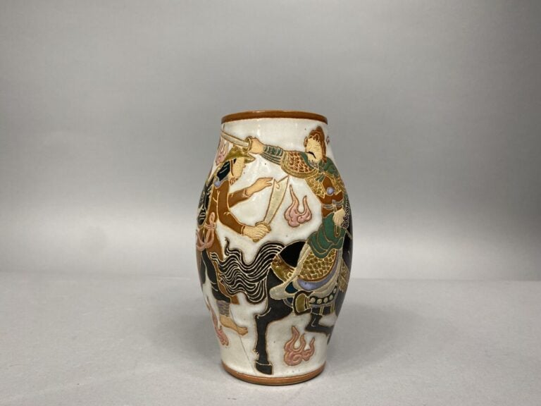 Vietnam, Bien hoa, Thanh Le - Petit vase balustre en grès émaillé polychrome à…
