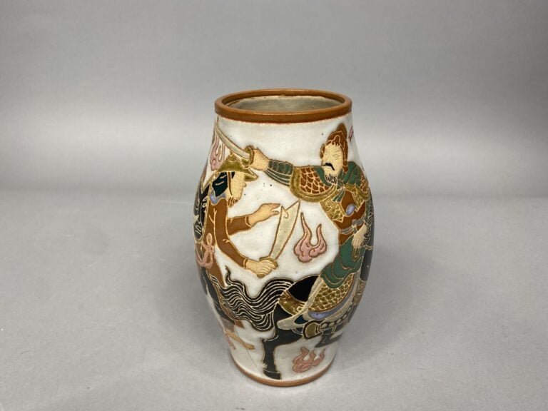 Vietnam, Bien hoa, Thanh Le - Petit vase balustre en grès émaillé polychrome à…