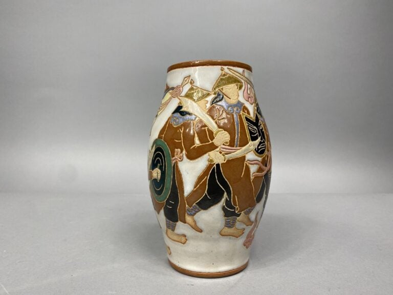 Vietnam, Bien hoa, Thanh Le - Petit vase balustre en grès émaillé polychrome à…