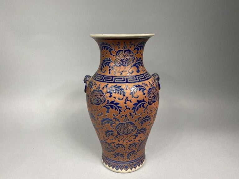 Vietnam, Bien Hoa - Vase balustre en grès émaillé à décor de motifs floraux ble…