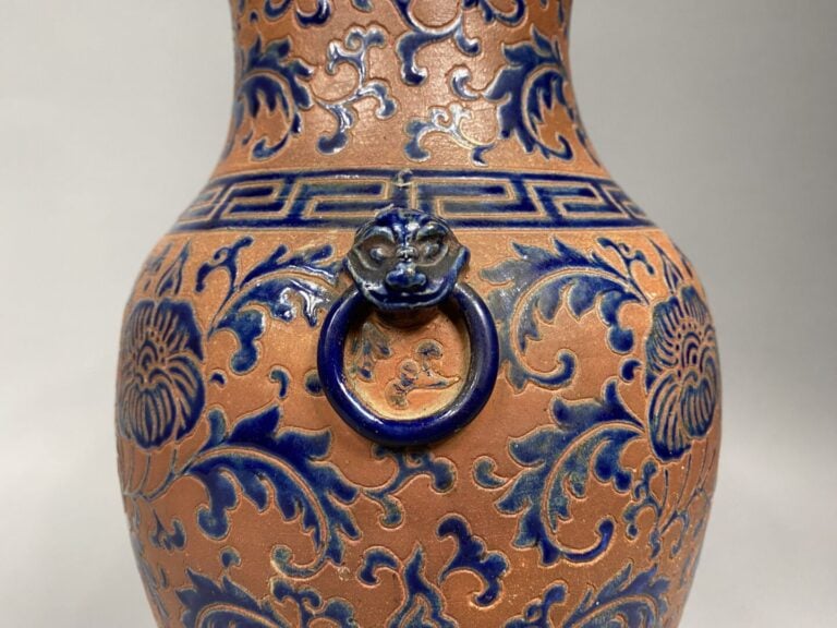 Vietnam, Bien Hoa - Vase balustre en grès émaillé à décor de motifs floraux ble…