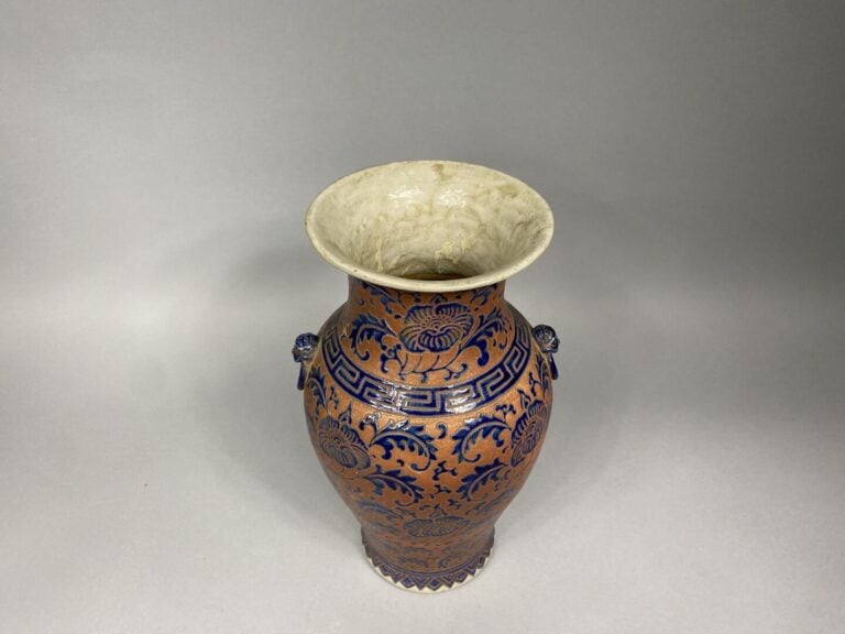 Vietnam, Bien Hoa - Vase balustre en grès émaillé à décor de motifs floraux ble…