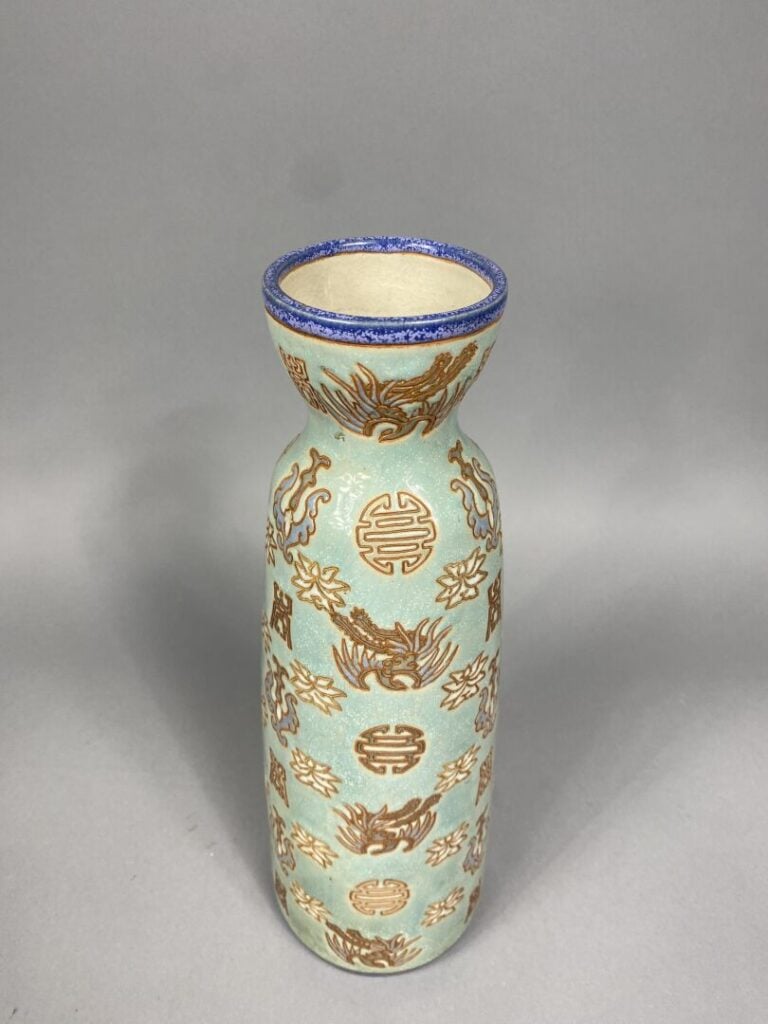 Vietnam, Bien hoa - Vase bouteille en grès émaillé à décor de phénix, fleurs de…