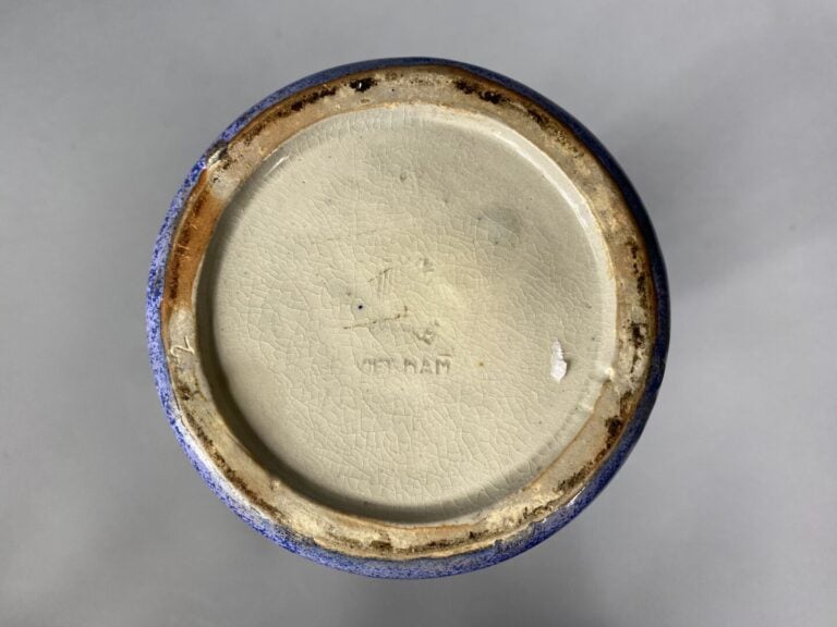 Vietnam, Bien hoa - Vase bouteille en grès émaillé à décor de phénix, fleurs de…