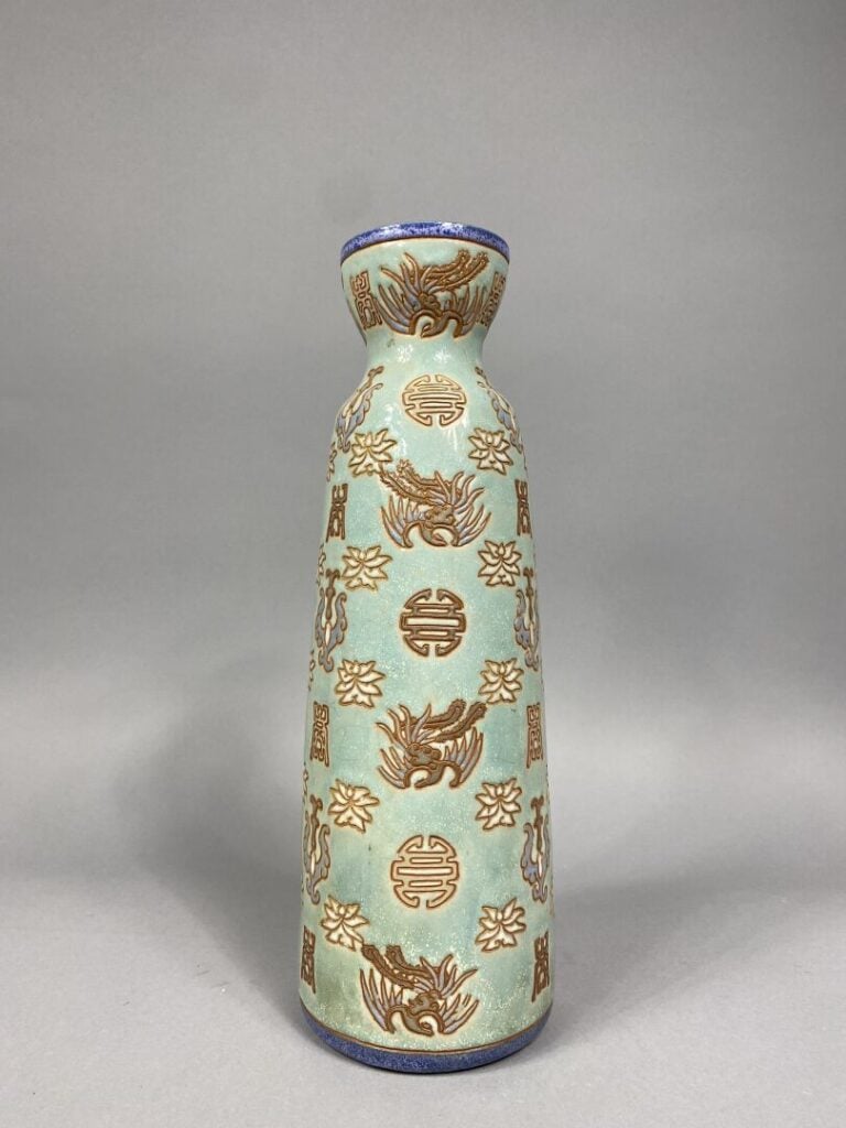 Vietnam, Bien hoa - Vase bouteille en grès émaillé à décor de phénix, fleurs de…