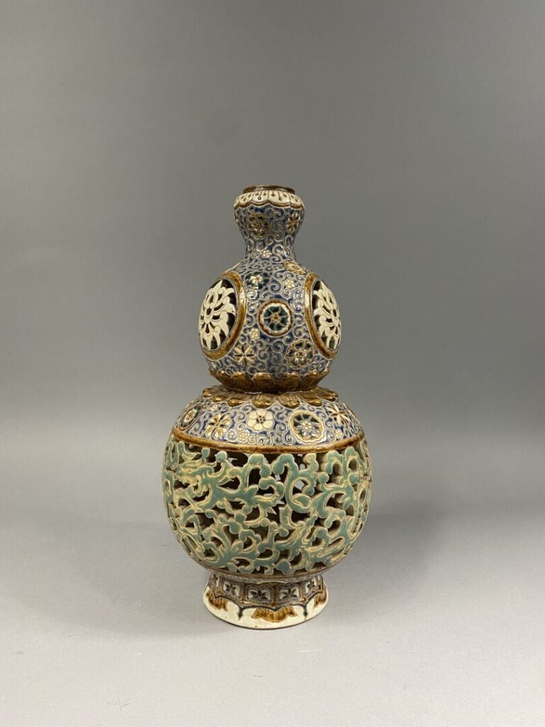 Vietnam, Bien Hoa - Vase double gourde en grès émaillé polychrome ajouré, les d…