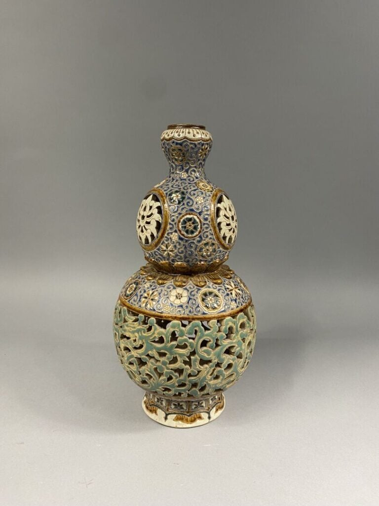 Vietnam, Bien Hoa - Vase double gourde en grès émaillé polychrome ajouré, les d…