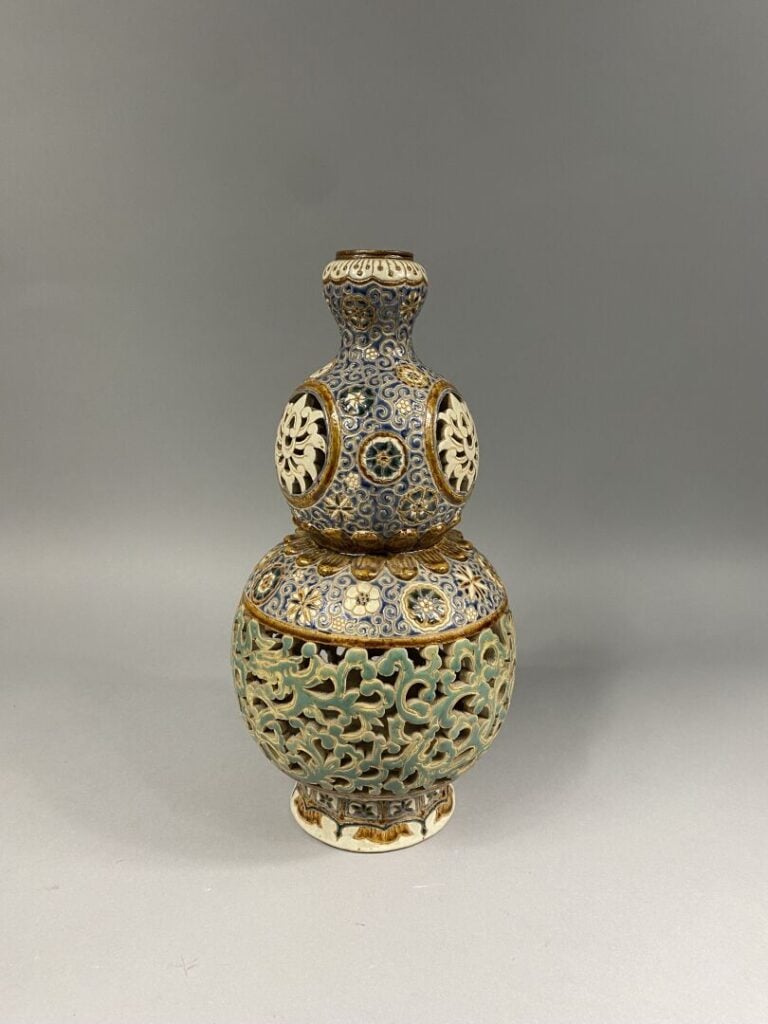 Vietnam, Bien Hoa - Vase double gourde en grès émaillé polychrome ajouré, les d…
