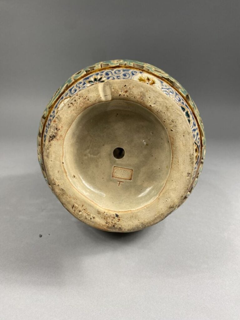 Vietnam, Bien Hoa - Vase double gourde en grès émaillé polychrome ajouré, les d…