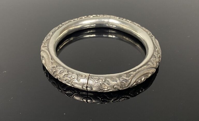 ** Vietnam - Bracelet jonc en argent sculpté à décor en relief de dragons et pe…