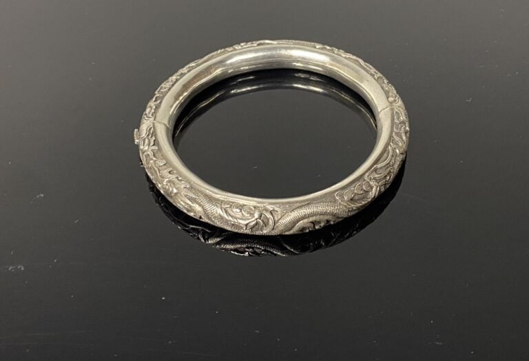 ** Vietnam - Bracelet jonc en argent sculpté à décor en relief de dragons et pe…
