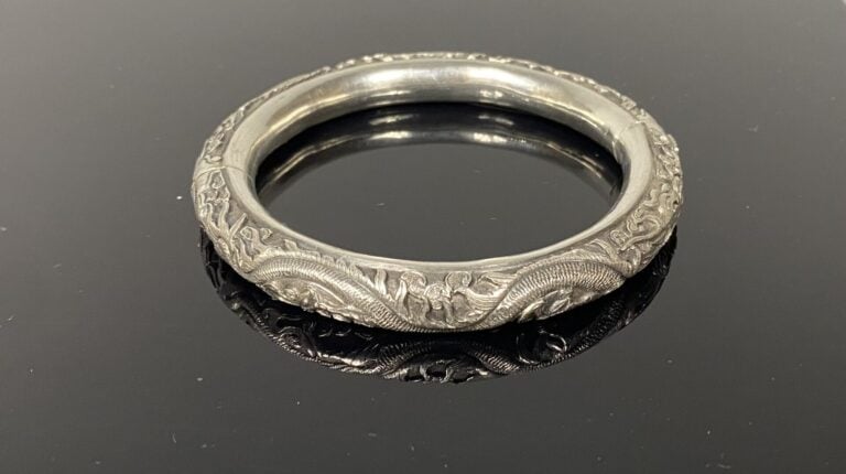 ** Vietnam - Bracelet jonc en argent sculpté à décor en relief de dragons et pe…