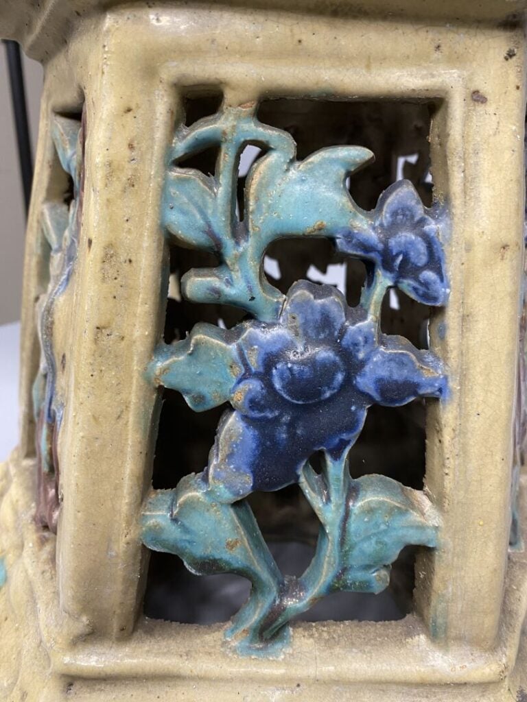 Vietnam, Cay mai ? - Sellette en grès émaillé ajouré à décor dans les tons bleu…