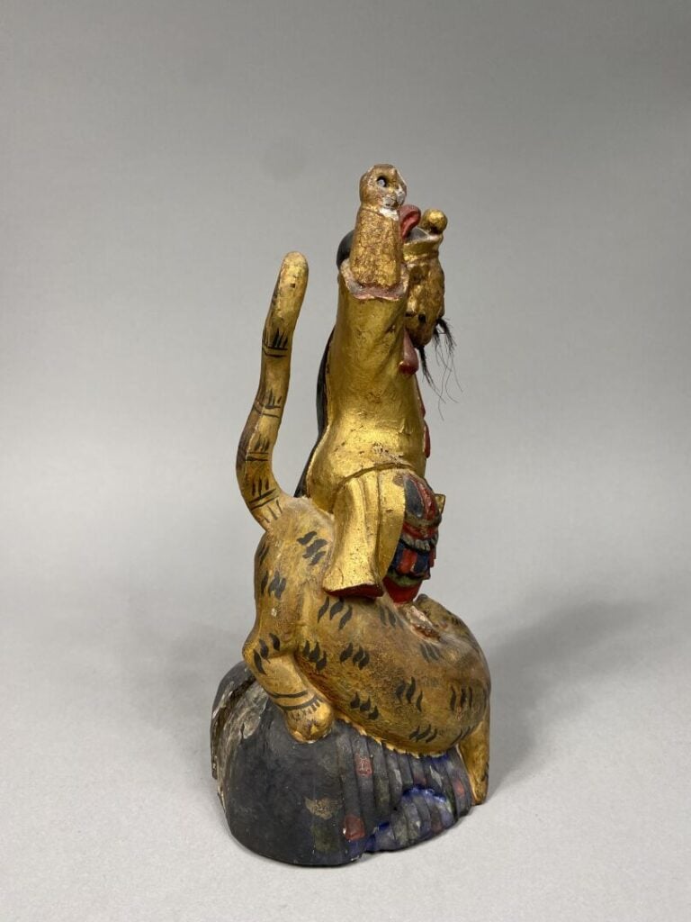Vietnam / Chine - Sujet en bois polychrome doré représentant un dignitaire surm…